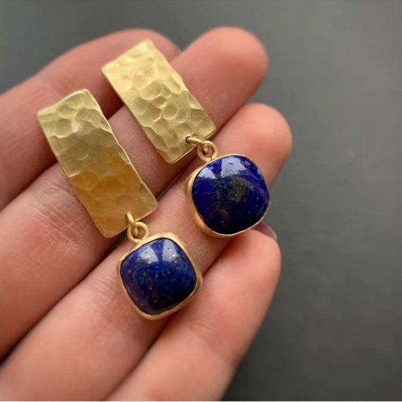 Vintage Hammered Gold Blue Gem Design Earrings - Picture 9 of 9